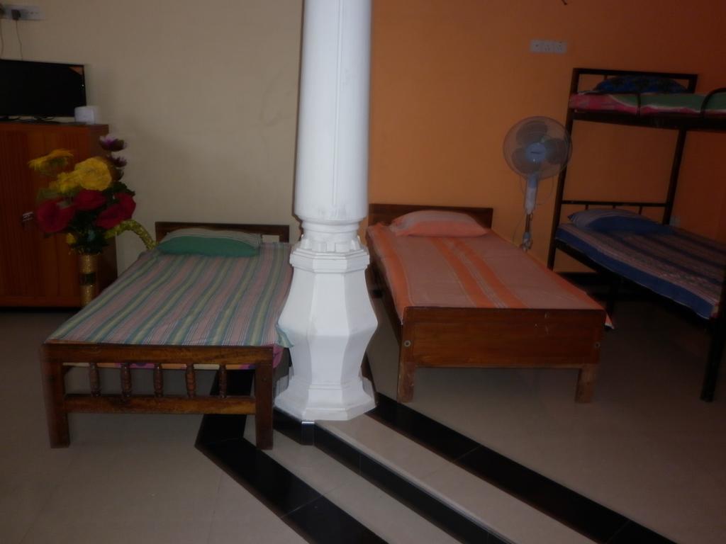 Seetha'S Hostel Negombo Room photo