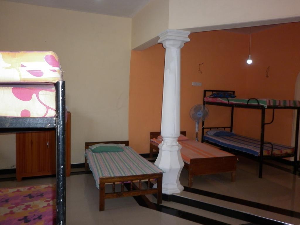 Seetha'S Hostel Negombo Room photo